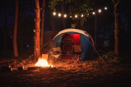 Foto de Aventura nocturna atmosférica. Tienda con un fuego de medianoche en el bosque. - Imagen libre de derechos