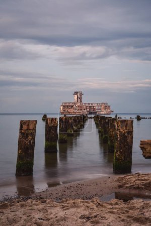 Téléchargez les photos : Gdynia, Pologne - 7 octobre 2020 : Ruines d'une vieille maison de torpilles à Babie Doly, Pologne. - en image libre de droit