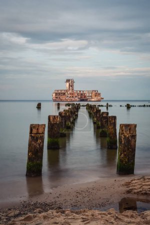 Téléchargez les photos : Gdynia, Pologne - 7 octobre 2020 : Ruines d'une vieille maison de torpilles à Babie Doly, Pologne. - en image libre de droit