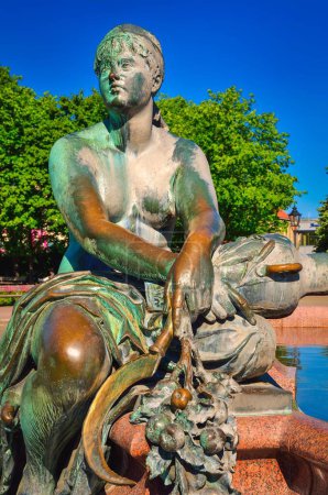 Foto de Berlín, Alemania - 3 de mayo de 2014: Fuente Neptuno en Berlín, Alemania. Parte de la fuente que presenta la escultura de la mujern representan uno de los cuatro ríos principales de Prusia: Elba, Rin, Vístula y Oder. - Imagen libre de derechos