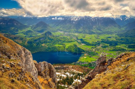 Foto de Paisaje de montaña en los Alpes austríacos. Vista desde el pico del perdedor sobre Altausseer Ver lago y pueblo de Altausse en las Montañas Muertas (Totes Gebirge) en Austria. - Imagen libre de derechos