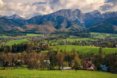 Foto de Hermosa vista al campo con montañas en el fondo. Vista de las montañas Tatra y el pueblo de Koscielisko en Polonia. - Imagen libre de derechos