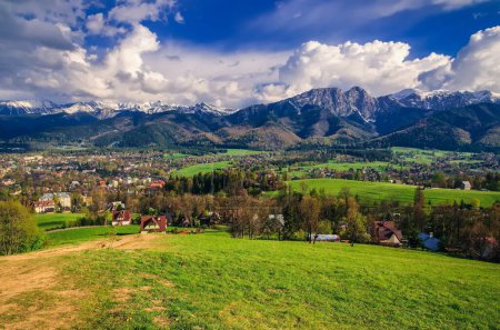 Foto de Hermosa vista al campo con montañas en el fondo. Vista de las montañas Tatra, la ciudad de Zakopane y la aldea de Koscielisko en Polonia. - Imagen libre de derechos