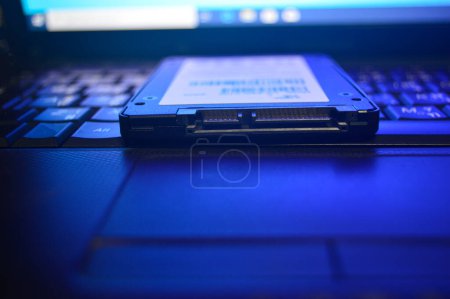 SSD-Laufwerke sind heutzutage sehr beliebt, SSDs werden auf Laptops platziert (dieses Foto sollte dunkel aussehen und blaues Licht verwenden)).