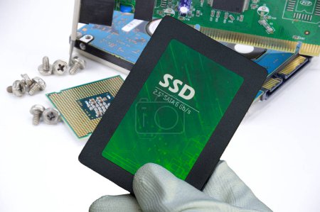 Téléchargez les photos : SSD hard drives are widely used, working at high speed. - en image libre de droit