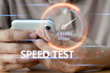 Schnelle Internetverbindung schnellste Netzwerkbandbreitetechnologie Mann nutzt schnelles Internet mit Smartphone und Laptop. 5G-Qualität, Geschwindigkeitsoptimierung.