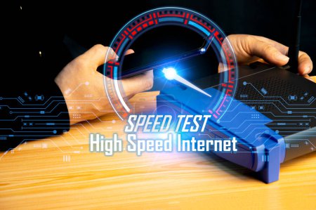 Foto de Tecnología de red de ancho de banda de prueba de velocidad de conexión a Internet súper rápida, Hombre que utiliza Internet de alta velocidad por teléfono inteligente y computadora portátil, calidad 5G, optimización de velocidad. - Imagen libre de derechos