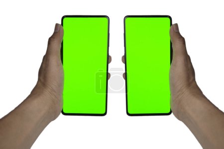 Foto de Mano humana mostrando smartphone móvil con pantalla verde en posición vertical aislada sobre fondo blanco. - Imagen libre de derechos