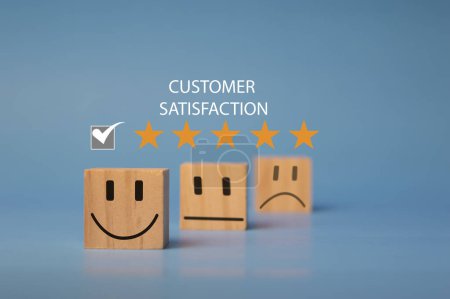Foto de Los usuarios valoran su experiencia de servicio en la aplicación en línea para un concepto de encuesta de satisfacción del cliente. - Imagen libre de derechos