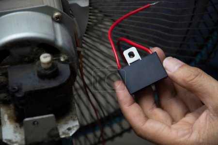 Foto de Condensadores en el circuito del motor del ventilador, técnico de reparación del ventilador - Imagen libre de derechos