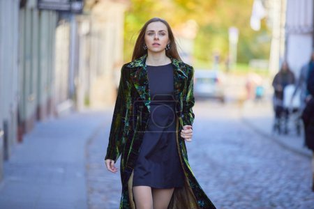 Téléchargez les photos : Jeune belle femme marchant dans la ville - en image libre de droit