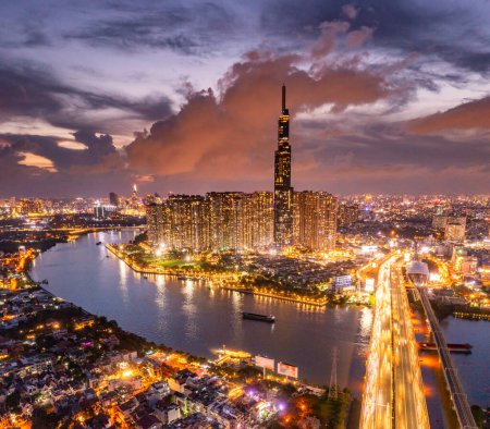Vue aérienne des gratte-ciel survolant le drone de Ho Chi Minh-Ville avec les bâtiments de développement, les transports, l'énergie