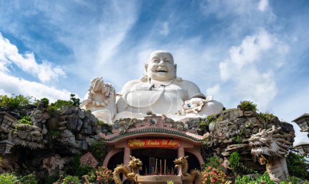 Foto de Paisaje del complejo del templo Buddhist en la montaña de Cam en la comuna de An Hao, distrito de Tinh Bien de la provincia de An Giang, Vietnam - Imagen libre de derechos