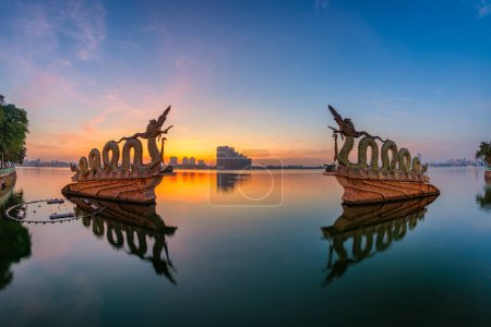 Téléchargez les photos : Statue des Dragons du Lac Ouest à Hanoi. Les dragons qui ont établi le record du Vietnam Guinness comme le plus grand pays au 1000e anniversaire de Thang Long-Hanoi - en image libre de droit