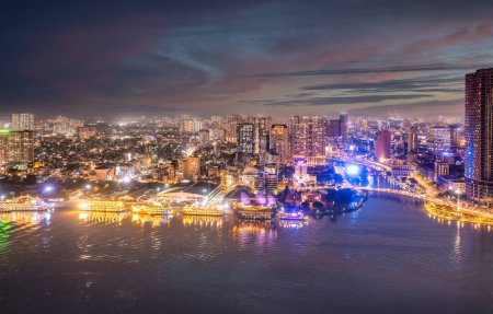 Vue aérienne panoramique du paysage urbain de HoChiMinh-ville et de la rivière Saigon, Vietnam avec ciel bleu au coucher du soleil. Centres financiers et d'affaires au Vietnam développé.