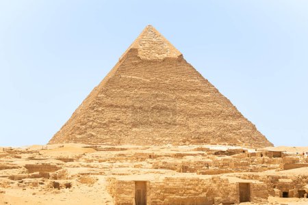 Téléchargez les photos : Vue frontale de la pyramide de Kephren à Gizeh en Egypte - en image libre de droit