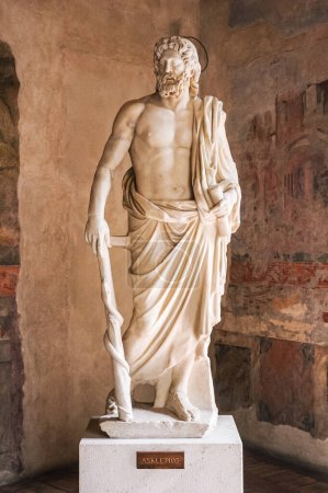 Foto de Roma, Italia, 24 de agosto de 2008: Estatua del Dios Asclepio, dios de la medicina y la curación. Palacio de Altemps - Imagen libre de derechos