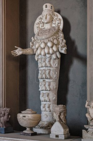 Foto de Vaticano, 21 de agosto de 2008: Estatua de Artemisa de Éfeso, posible copia romana del original griego. Museo Pio Clementino. Basílica de San Pedro - Imagen libre de derechos