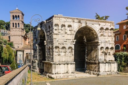 Téléchargez les photos : Vue de l'Arc de Janus dans le Forum Boarium, avec l'église de Saint Georges à Velabro derrière, à Rome - en image libre de droit