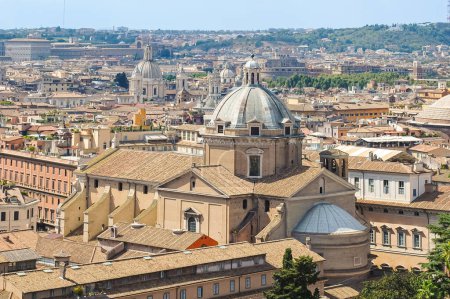 Foto de Vista panorámica de Roma desde el Vittoriano con la Iglesia del Gesu, sede de la orden jesuita, en primer plano, con la cúpula de Santa Inés en Piazza Navona en el fondo - Imagen libre de derechos