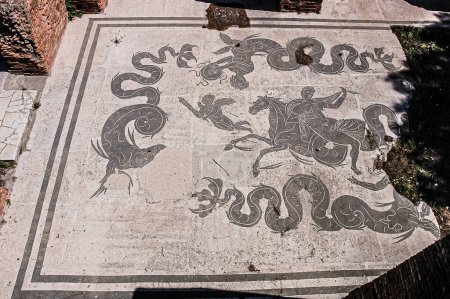 Téléchargez les photos : Vue d'une mosaïque à Ostie Antica, le port de la Rome antique - en image libre de droit