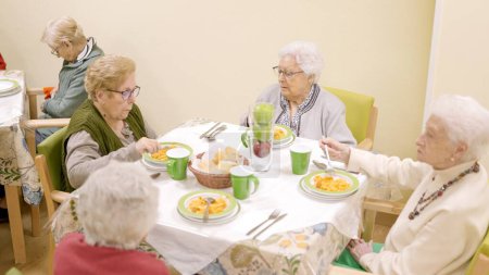 Foto de Vista superior de las personas que comen en hogares de ancianos - Imagen libre de derechos