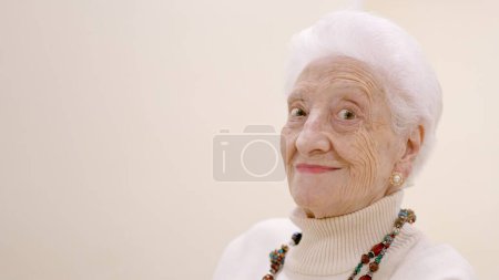 Foto de Mujer vieja sonriendo mirando a la cámara con espacio para copiar - Imagen libre de derechos
