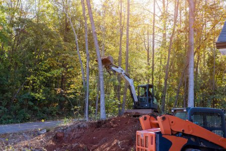 Foto de Usando bueyes de deslizamiento de tractores, los árboles fueron arrancados de un pedazo de tierra para dar paso al desarrollo de viviendas en ella. - Imagen libre de derechos