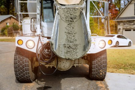 Téléchargez les photos : Concrete mixer truck delivery of fresh concrete the preparing pouring concrete for foundation in construction zone - en image libre de droit