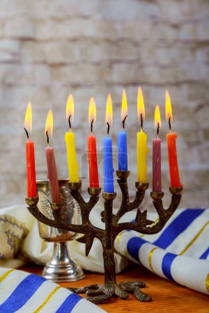 Foto de Una naturaleza muerta compuesta de elementos del festival judío Janucá Janucá. vacaciones judías Hanukkah - Imagen libre de derechos