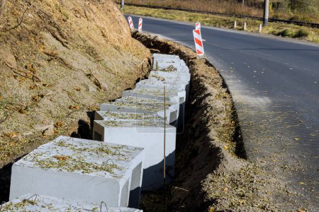 Foto de Durante la reconstrucción de la nueva carretera, hemos instalado drenajes de hormigón prefabricado en forma de u-forma - Imagen libre de derechos