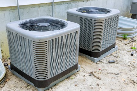 Téléchargez les photos : Installation of electric air conditioner residential outside near a new house - en image libre de droit