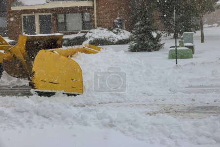 Foto de Nieve ventisca limpieza de la nieve con tractor durante la gran tormenta de nieve en invierno - Imagen libre de derechos