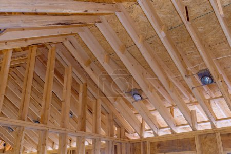 Eingebaute Spotlampe Licht in die Decke installieren die Beleuchtungslampe in neuen Hausbau und Holzbalkenrahmen