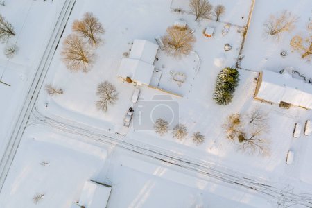 Foto de Una vista aérea de la pequeña ciudad de Carolina del Sur EE.UU. después de las nevadas con una vista increíble paisaje nevado - Imagen libre de derechos