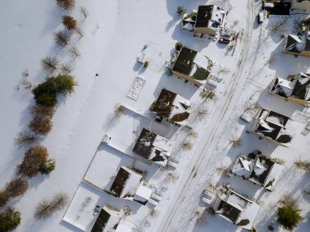 Foto de Durante el invierno severo en Carolina del Sur, esta es una vista aérea espectacular pequeña ciudad natal estadounidense después de nevadas período frío del año - Imagen libre de derechos