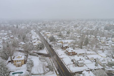 Foto de Vista aérea de las nevadas después de un severo invierno en un pequeño pueblo americano en Carolina del Sur - Imagen libre de derechos