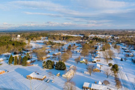 Foto de En Carolina del Sur Estado de EE.UU. un pequeño pueblo americano después de grandes nevadas se ve desde la vista aérea que hermosas escenas de nieve. - Imagen libre de derechos