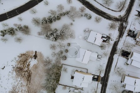 Foto de Hay una vista aérea de la pequeña ciudad americana en Carolina del Sur, EE.UU., justo después de las grandes nevadas con una escena de nieve increíble - Imagen libre de derechos