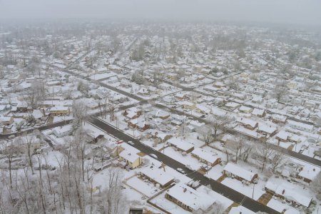 Foto de Espectacular vista aérea de la pequeña ciudad natal americana después de las nevadas durante el invierno severo en Carolina del Sur EE.UU. - Imagen libre de derechos