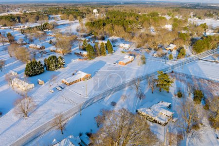 Foto de Pequeña ciudad americana en Carolina del Sur EE.UU. después de la nevada acompañada de una increíble vista aérea del paisaje de nieve. - Imagen libre de derechos