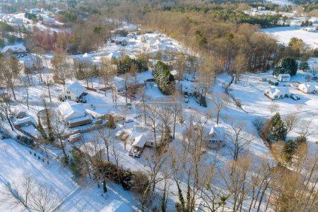 Foto de Pequeña ciudad americana en Carolina del Sur después de una increíble nevada ver hermosas vistas del paisaje cubierto de nieve. - Imagen libre de derechos