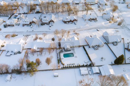 Foto de Hay una impresionante vista aérea de los paisajes de nieve en Carolina del Sur, EE.UU. después de las nevadas pequeña ciudad americana como se ve después de las nevadas. - Imagen libre de derechos