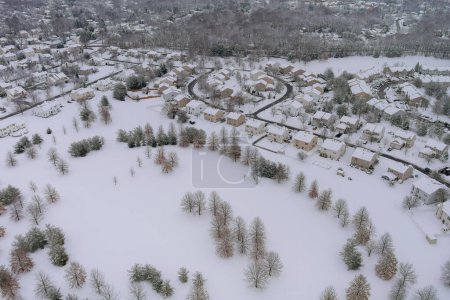 Foto de Vista a la espectacular vista aérea de la pequeña ciudad americana después de fuertes nevadas durante el invierno severo en Carolina del Sur Estados Unidos - Imagen libre de derechos