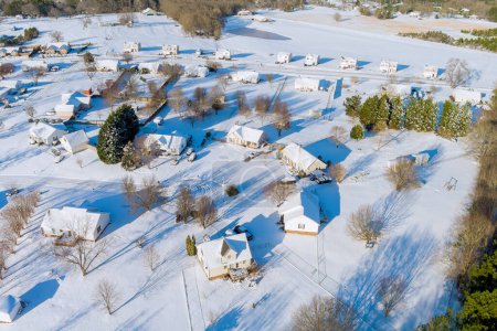 Foto de El paisaje es una vista aérea increíble de la pequeña ciudad de Carolina del Sur, después de las nevadas. - Imagen libre de derechos