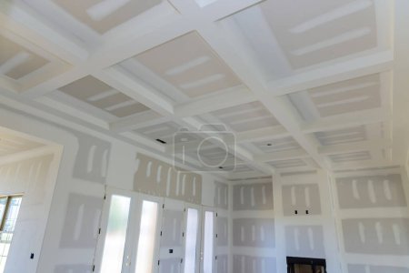 Téléchargez les photos : Plastering drywalling of new house under construction has been completed is ready to paint - en image libre de droit