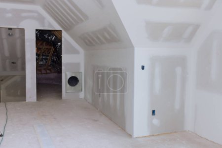 Téléchargez les photos : There has been significant amount of plastering drywalling completed in new house under construction, it is now ready for painting - en image libre de droit