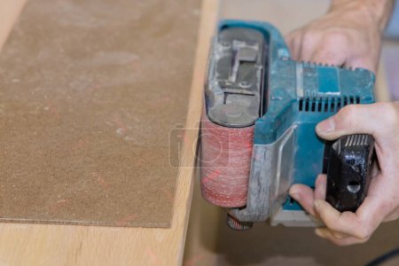 Téléchargez les photos : In carpenter works process of building new house grinding the wooden staircase - en image libre de droit