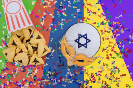 Téléchargez les photos : It is Jewish festival that is celebration with cookies, shofars, tallits, carnival masks, and hamantaschen symbols to celebrate Purim - en image libre de droit
