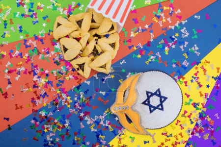 Téléchargez les photos : Purim festival is Jewish religious festival celebrated with cookies shofar noisemaker tallite carnival masks and hamantaschens as symbols of celebration - en image libre de droit
